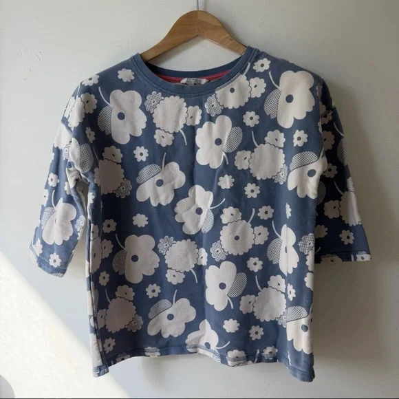🏦 Boden Blue and White Floral 3/4 Sleeve Sweatshirt Weight Top - Picture 1 of 7